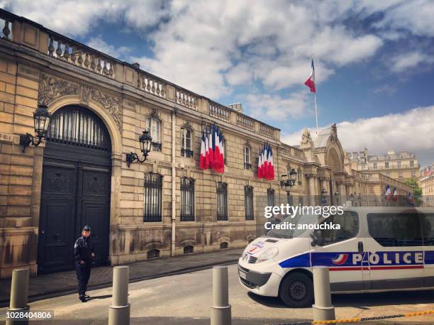 élysée paleis met politie rond, parijs, frankrijk - élysée paleis stockfoto's en -beelden