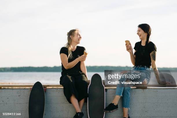 porträtt av två vänner skrattar - estonia bildbanksfoton och bilder