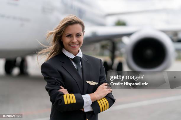 retrato de una hermosa mujer piloto - pilot fotografías e imágenes de stock