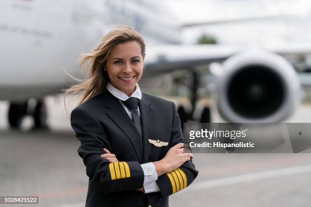 portret van een mooie vrouwelijke piloot - vlieger stockfoto's en -beelden