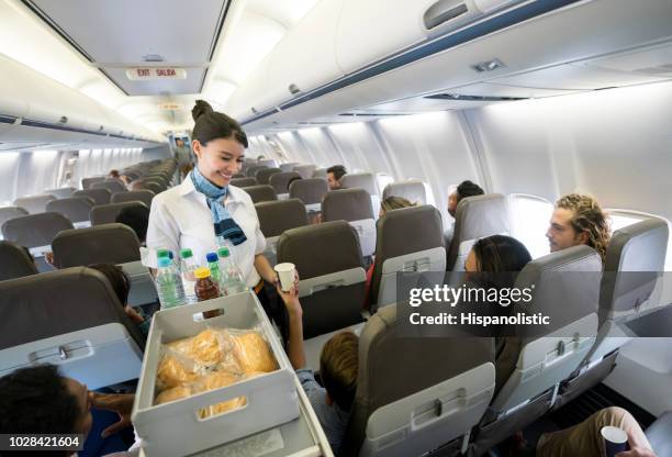 lucht-stewardess serveren van eten en drinken aan boord - air stewardess stockfoto's en -beelden