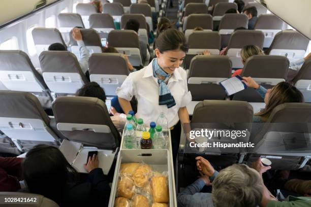 air hostess serveert hapjes en drankjes aan boord - air stewardess stockfoto's en -beelden