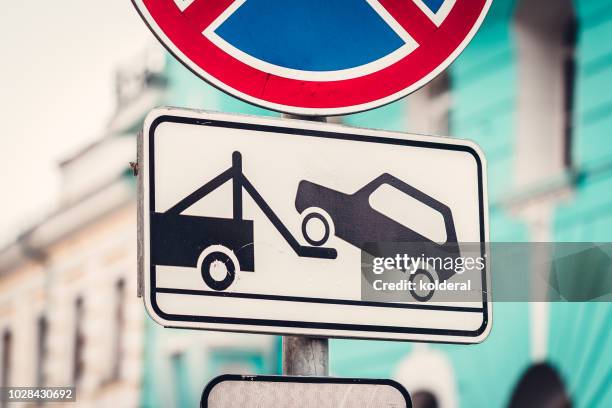 parking restriction sign - infrações de estacionamento - fotografias e filmes do acervo