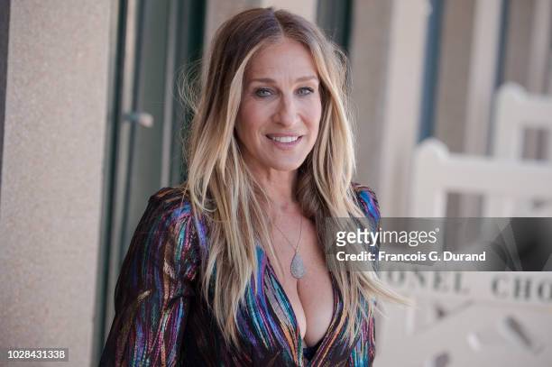 Sarah Jessica Parker poses during the unveiling of his dedicated beach locker room on the Promenade des Planches during the 44th Deauville US Film...