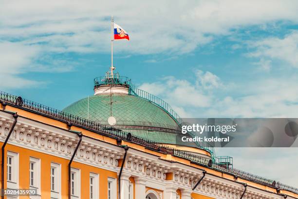 senatskiy dvorets (kremlin senate palace) with russian flag - kremlin stock pictures, royalty-free photos & images