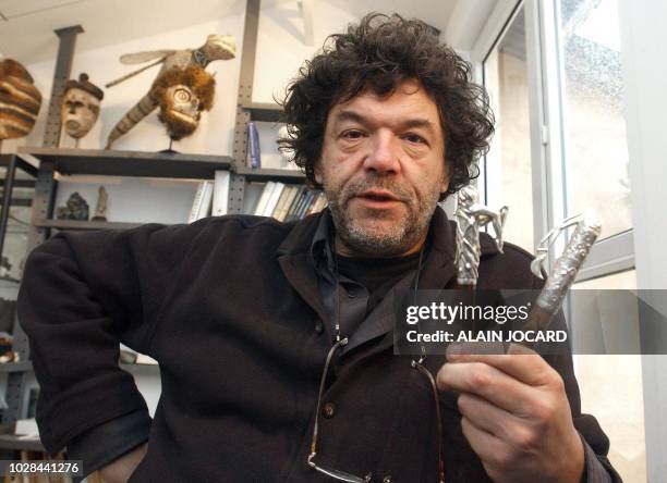 Le sculpteur français Michel Audiard présente le 22 octobre 2003 dans son atelier de Tours un exemplaire du stylo commandé par la chanteuse...