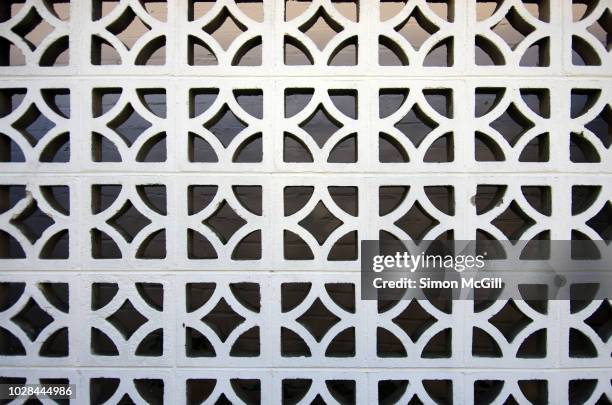 mid-century concrete breeze block wall - blocco di cemento foto e immagini stock