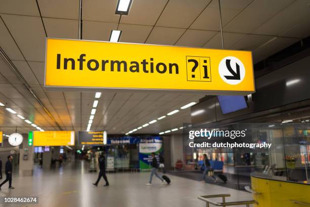 aankomst en vertrekinformatie op luchthaven schiphol airport amsterdam - aankomst stock pictures, royalty-free photos & images