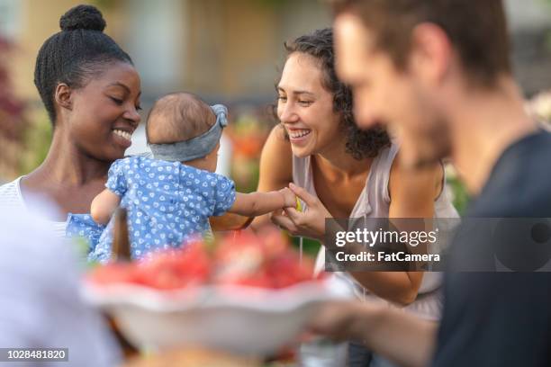 eine gruppe von jungen erwachsenen freunden essen im freien auf der terrasse - black mother and child cooking stock-fotos und bilder