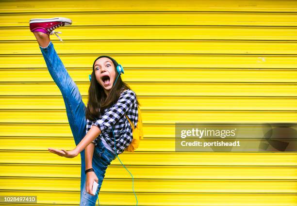 hermosa chica bailando a la música - friki fotografías e imágenes de stock