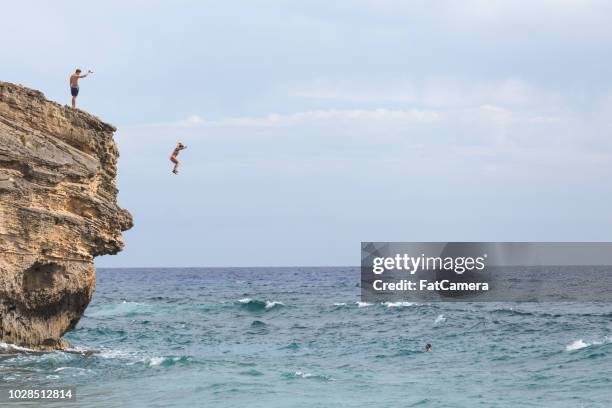 acantilado de hawaii saltando - salto desde acantilado fotografías e imágenes de stock
