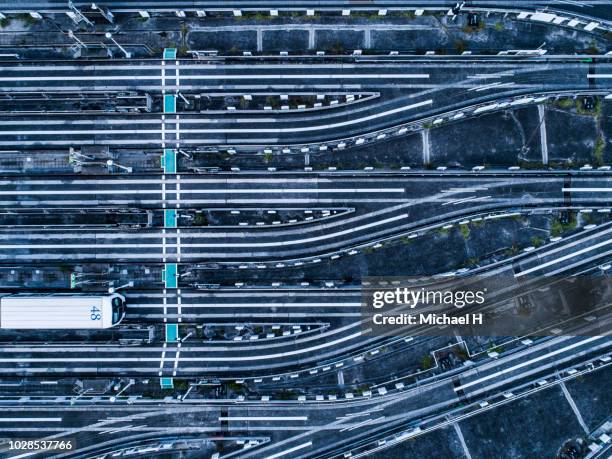 aerial view of railroad tracks - voie ferrée photos et images de collection
