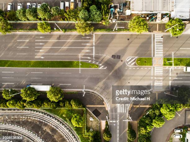 aerial view of quiet motorway - road intersection stock-fotos und bilder