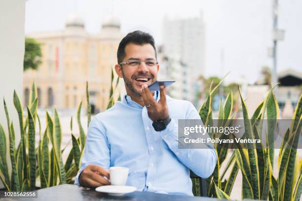 zakenman verzendende voicemailbericht. - speech recognition stockfoto's en -beelden