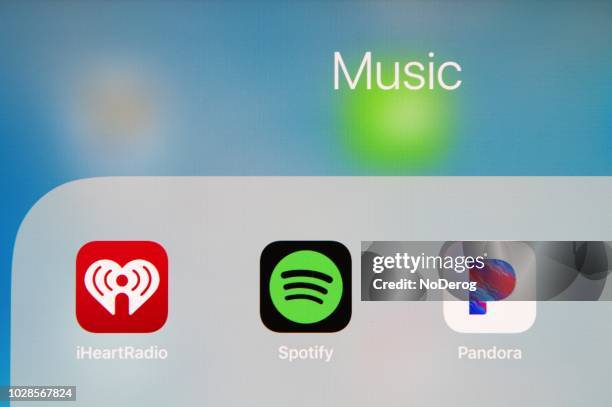 populäre musik hören apps auf dem ipad-bildschirm - spotify stock-fotos und bilder