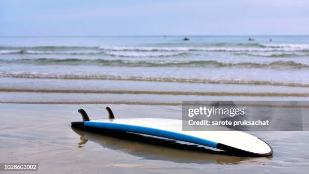 surfboard on a beach with blue sky. - surf board foto e immagini stock