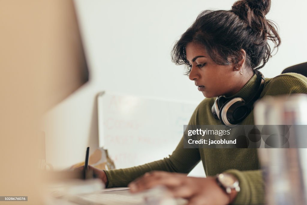 Programador de computadoras mujer trabajando en su escritorio