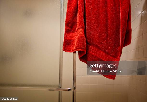 red towel over a shower door - handtuch stock-fotos und bilder