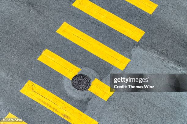 crosswalk - straßenmarkierung stock-fotos und bilder