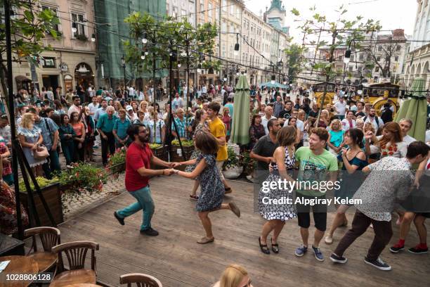 27e dag van de onafhankelijkheid van oekraïne - lindy hop stockfoto's en -beelden