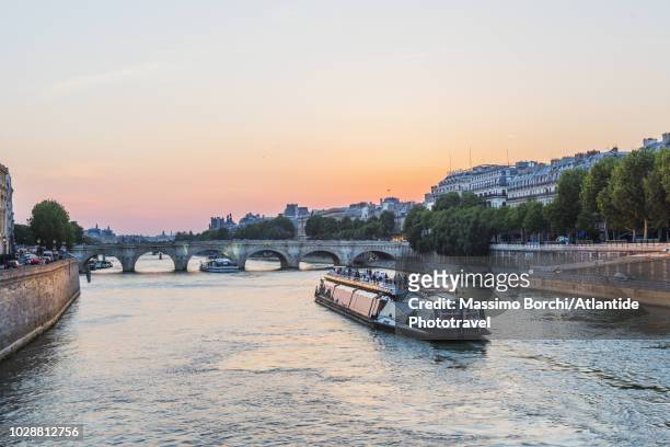 bateau mouche along seine river - fluss seine stock-fotos und bilder