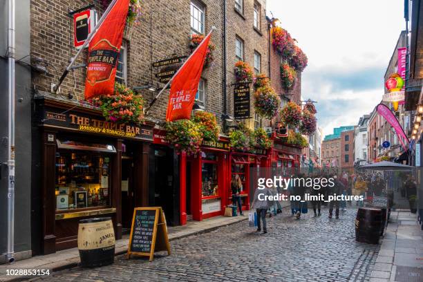 turistas en el temple bar zona de dublín - dublin fotografías e imágenes de stock