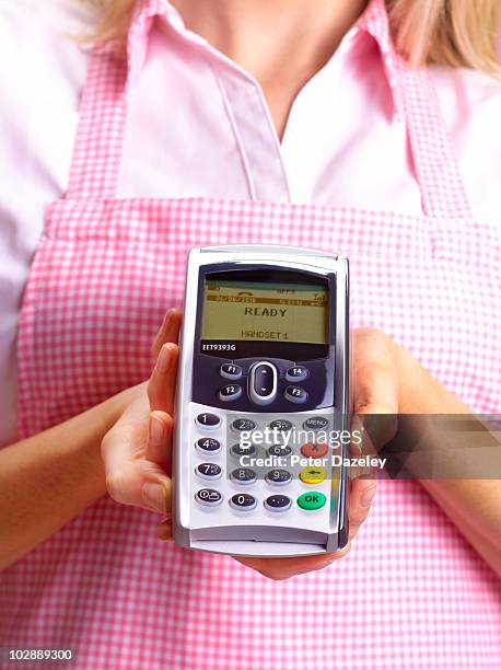 waitress with chip and pin machine - gratuity stock pictures, royalty-free photos & images