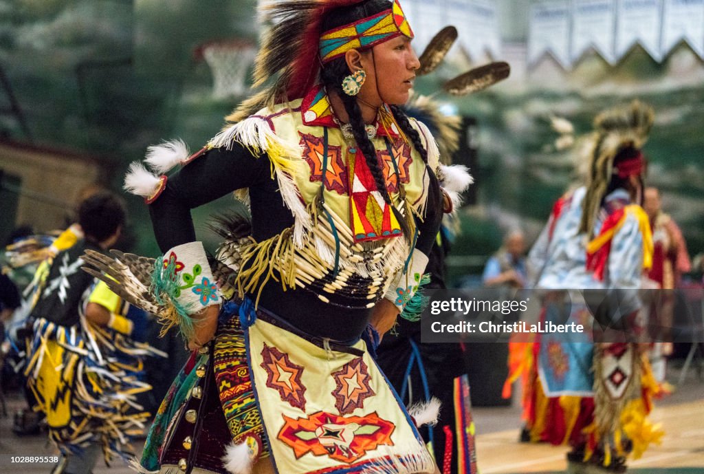 Pow Wow mettant en vedette des jeunes & Talent