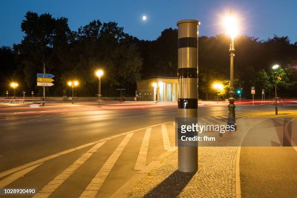speed camera near a large road in berlin at night (germany) - lasergun stockfoto's en -beelden