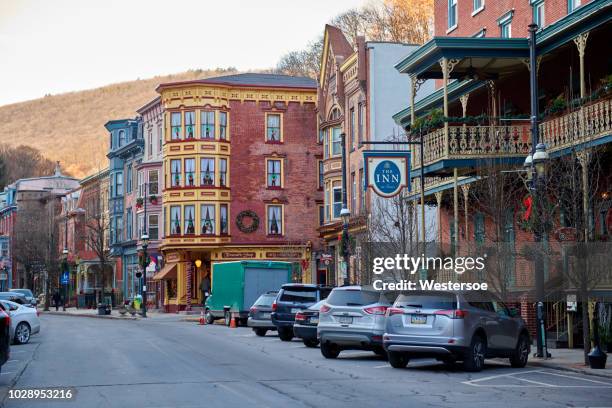 gemütlich-shop in der weihnachtsstadt "jim thorpe" - jim thorpe pennsylvania stock-fotos und bilder