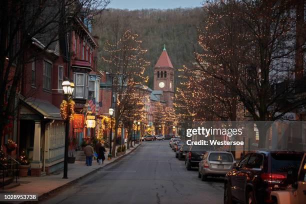 cozy shop in the christmas town "jim thorpe" - montanhas pocono imagens e fotografias de stock