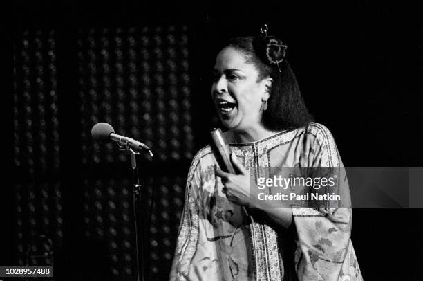 Singer Della Reese performs on stage at the Park West in Chicago, Illinois, August 18, 1978.