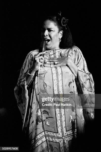 Singer Della Reese performs on stage at the Park West in Chicago, Illinois, August 18, 1978.