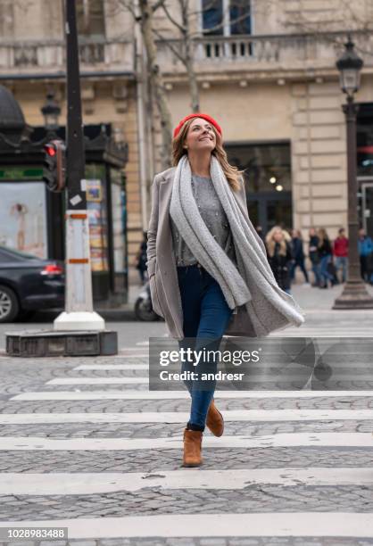 mooie casual vrouw lopen rond in parijs oversteken van de straat en op zoek zeer tevreden - walking around the french capital stockfoto's en -beelden