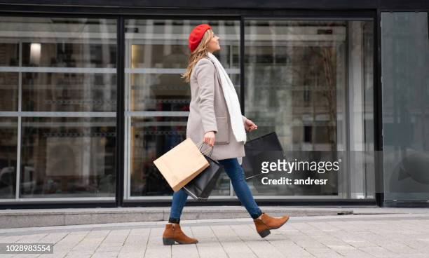 happy shopper femme marchant dans paris - paris hiver photos et images de collection