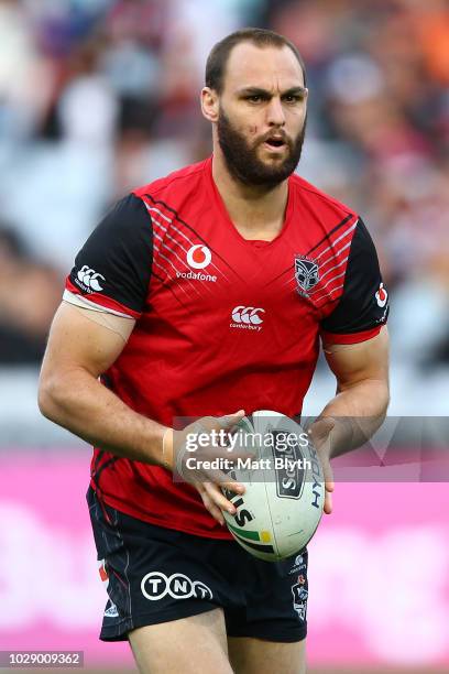 Simon Mannering of the Warriors warms up ahead of the NRL Elimination Final match between the Panthers Panthers and the New Zealand Warriors at ANZ...