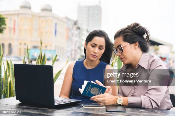 zakenvrouwen buitenshuis werken - social security kaart stockfoto's en -beelden