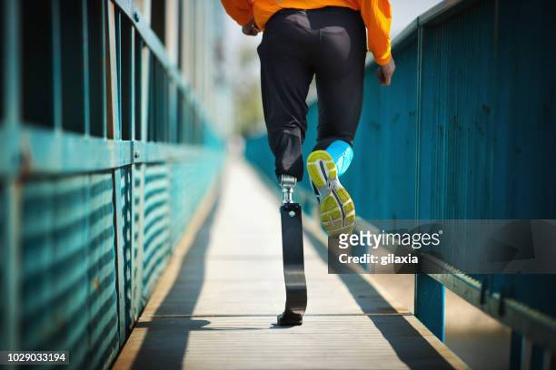 esercizio fisico con gamba protesica. - piede artificiale per lo sport foto e immagini stock