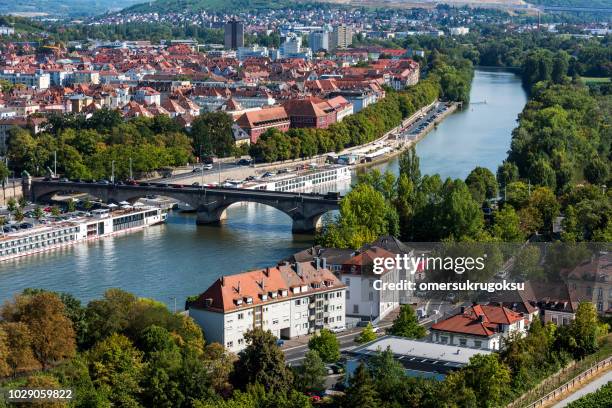 vista del paesaggio urbano di wurzburg con il fiume in germania - würzburg foto e immagini stock