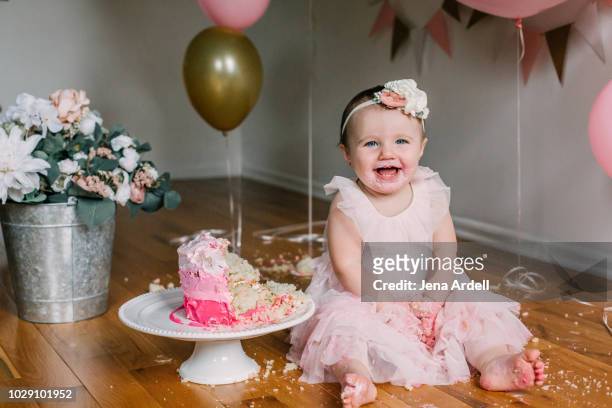 cake smash, baby first birthday, baby party, baby birthday, kid birthday, 1st birthday, baby cake - eerste verjaardag stockfoto's en -beelden