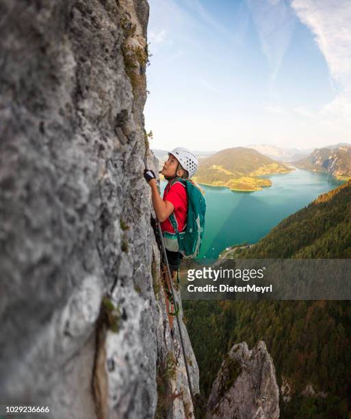 junges mädchen klettert an die spitze eines berges in alpen - girl rising stock-fotos und bilder