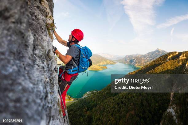 escalada en roca en los alpes - rápel fotografías e imágenes de stock