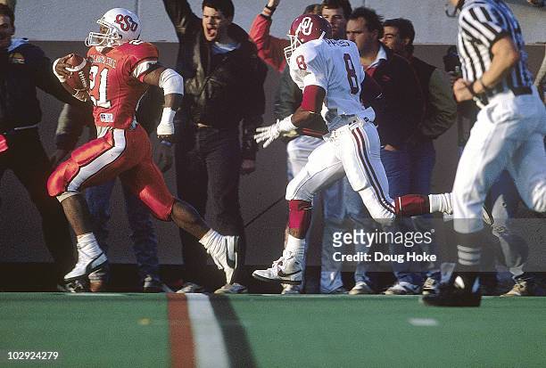 Oklahoma State Barry Sanders in action, rushing vs Oklahoma. Stillwater, OK 11/5/1988 CREDIT: Doug Hoke 079085784