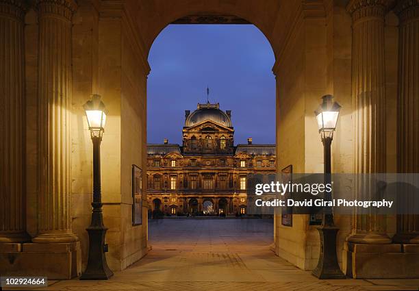 the entrance  at night - ルーヴル美術館 ストックフォトと画像