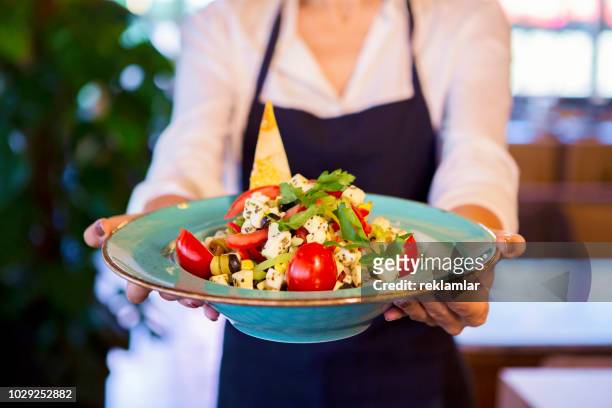 kellnerin - salatteller - wine glass finger food stock-fotos und bilder