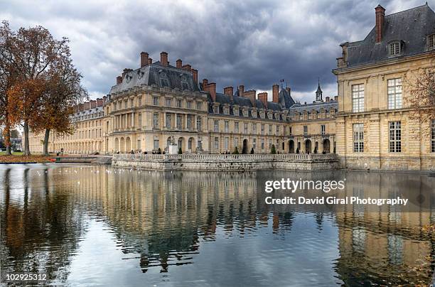fontainebleau castle reflections - fontainebleau stock pictures, royalty-free photos & images