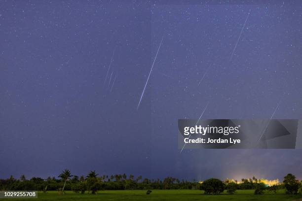 geminid meteor in the night sky - meteorite stock-fotos und bilder