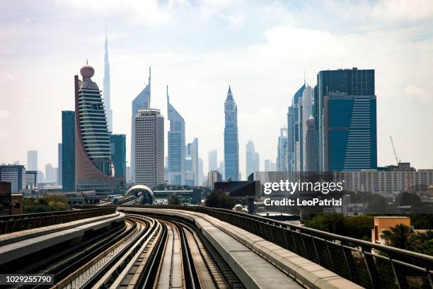 u-bahn-bahnhof und die innenstadt von skyline von dubai - dubai metro stock-fotos und bilder