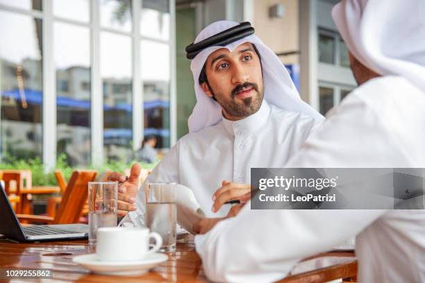 männer tun des geschäfts in vereinigte arabische emirate - united arab emirates stock-fotos und bilder