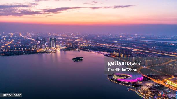 vista aérea de suzhou jinji lake al atardecer - suzhou china fotografías e imágenes de stock